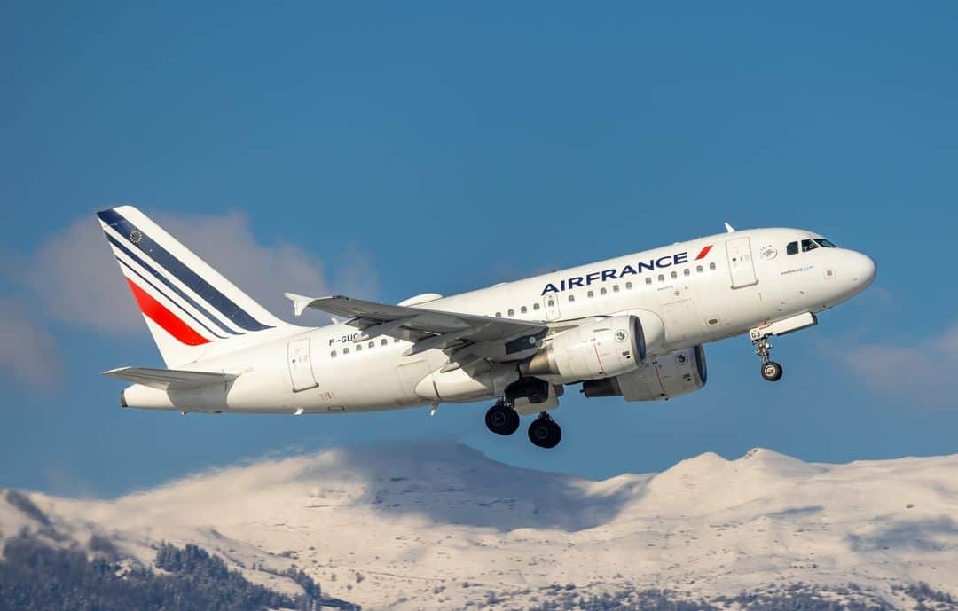 エールフランスのインスタグラム：「Our Babybus rocketing out of Geneva 🛫  📸 @patrikbuchler1213  #airfrance #airplane #avgeek #travel #a318」