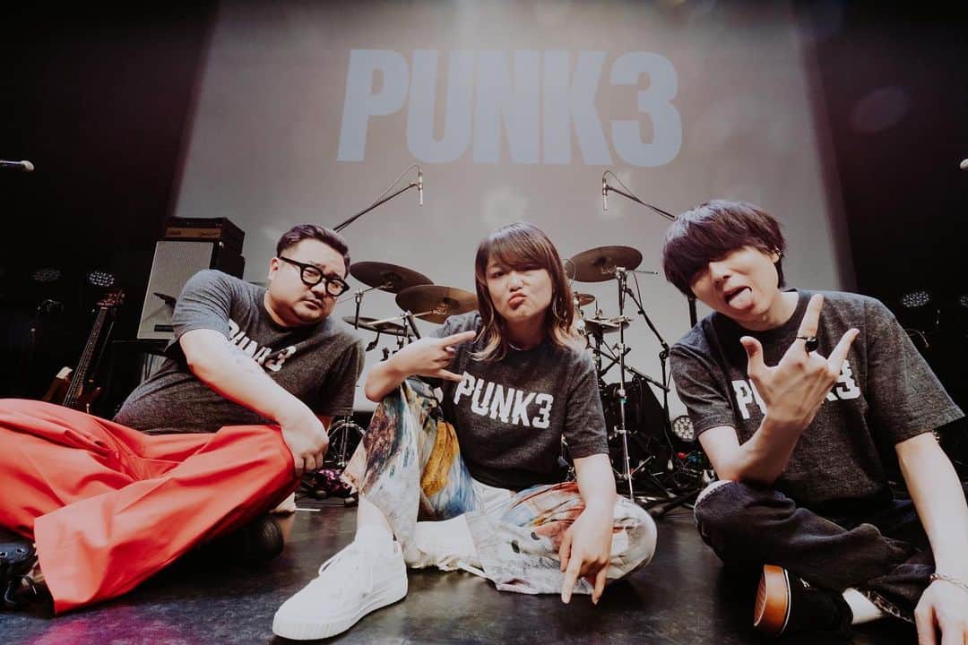 川谷絵音のインスタグラム：「PUNK3が帰ってきます！マジで来てくれ🔥🔥🔥 再演＋αの内容です！！ファイナルはゲスト2人同時出演でどうなってしまうのか…  来てね！  川谷絵音 presents "独特な人" 第六回公演  『PUNK3』 ~SEMIFINAL~  出演： 川谷絵音/休日課長/クミコ（シナリオアート）  10/11(水)　浅草花劇場　 【昼公演】　開場 14:30 / 開演　15:30 【夜公演】　開場 18:00 / 開演　19:00 ★ゲスト　柏木ひなた  10/12(木)　浅草花劇場 開場 18:00 / 開演　19:00 ★ゲスト　小沢一敬（スピードワゴン）  川谷絵音 presents "独特な人" 第六回公演  『PUNK3』 ~FINAL~  10/13(金)　EX THEATER ROPPONGI 開場 18:00 / 開演　19:00 ★ゲスト　小沢一敬（スピードワゴン）/ 柏木ひなた  ＜チケット＞ 全席指定　¥5,900 (税込)＋ドリンク代別途  オフィシャルHP先行受付中！ 受付期間：8/23(水)18:00～8/30(水) 23:59 https://w.pia.jp/t/dokutokunahito-punk3/」