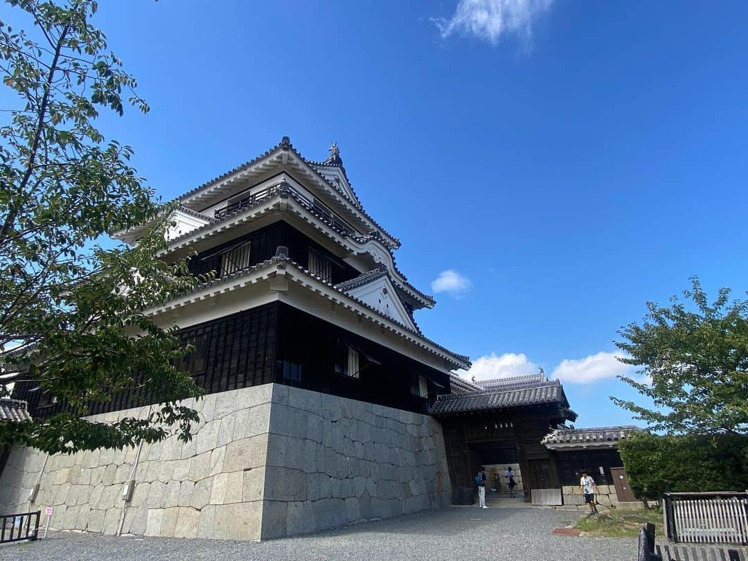 立石純子のインスタグラム：「松山城とよしあきくん。　 　 #日本 #松山城 #城 #愛媛 #japantravel #japan_daytime_view #castle #一望 #瀬戸内海 #beautiful #歴史 #感動 #よしあきくん #湯めぐり鉄道 #温泉 #travel #旅行 #location #instaphoto #photography #instagood」