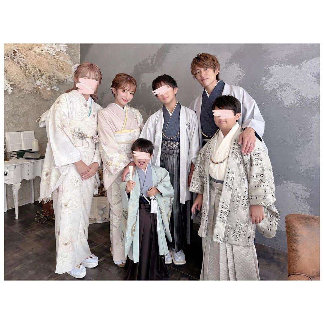 辻希美のインスタグラム：「今日は幸空の七五三の撮影をしてきました☺️💕💕✨"  家族みんなで和装👘✨✨"  短時間で凄く素敵な写真を撮ってもらい幸せな時間でした☺️💕  詳細は後日YouTubeでupするので、撮影を考えてる方はぜひおススメです👘💕💕✨"  #七五三 #和装 #杉浦ファミリー #👘💕」