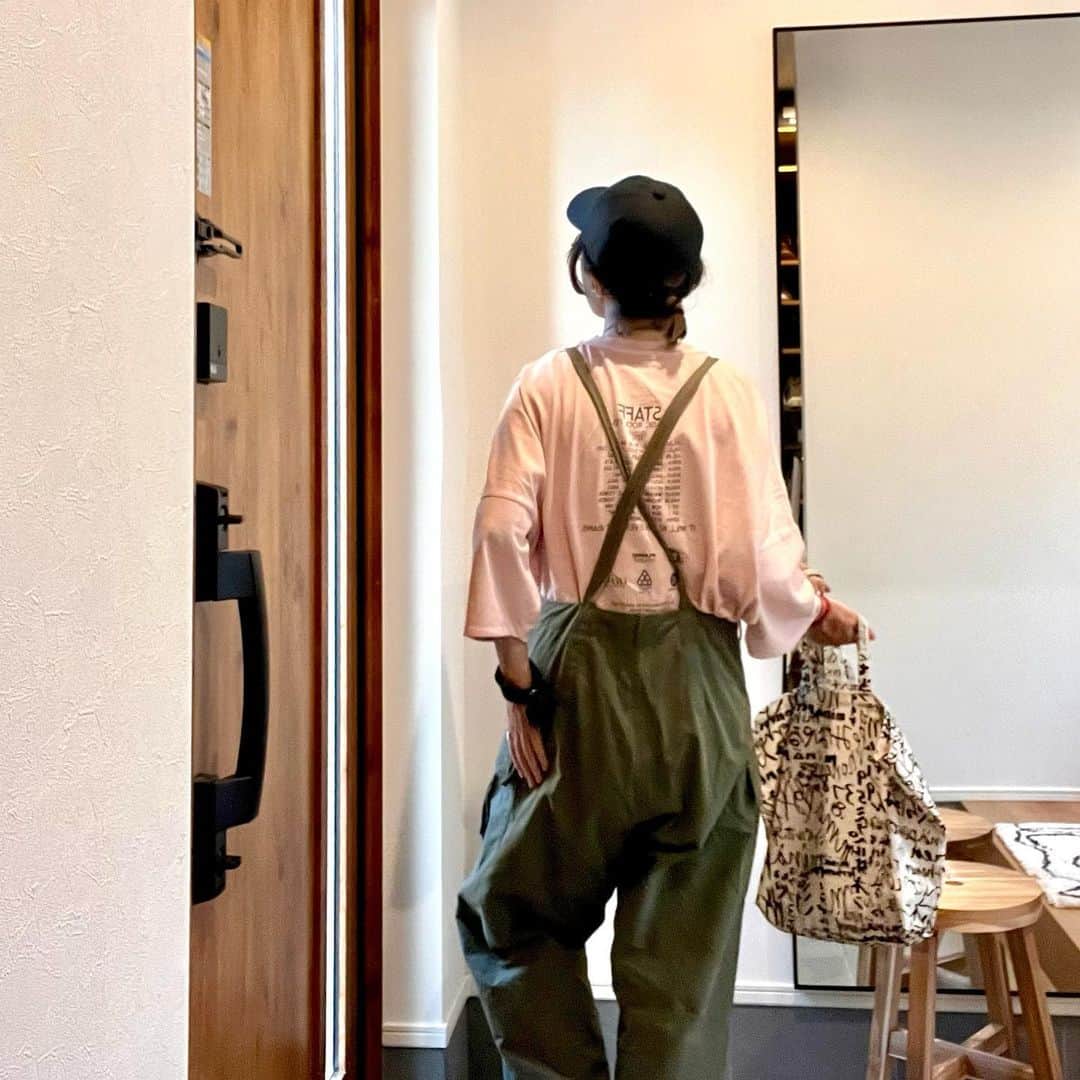 こはるさんのインスタグラム写真 - (こはるInstagram)「・ ・ やっと区役所やら警察署やら行って住所変更してきた。←遅っ  ピンク×カーキ。 後ろクロスはじめました。  #instafashion #fashion #me #着画 #muji #nikoand #ソラモナポッシェ #minaperhonen #birkenstock #今日のん #今日の服 #楽天roomに載せてます ・」8月23日 18時10分 - cohalu333