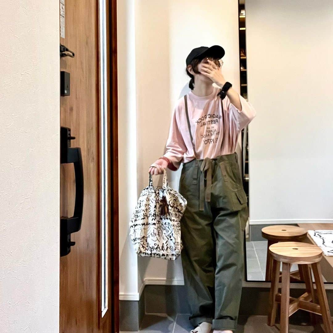 こはるさんのインスタグラム写真 - (こはるInstagram)「・ ・ やっと区役所やら警察署やら行って住所変更してきた。←遅っ  ピンク×カーキ。 後ろクロスはじめました。  #instafashion #fashion #me #着画 #muji #nikoand #ソラモナポッシェ #minaperhonen #birkenstock #今日のん #今日の服 #楽天roomに載せてます ・」8月23日 18時10分 - cohalu333