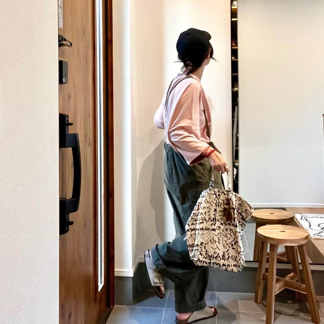 こはるさんのインスタグラム写真 - (こはるInstagram)「・ ・ やっと区役所やら警察署やら行って住所変更してきた。←遅っ  ピンク×カーキ。 後ろクロスはじめました。  #instafashion #fashion #me #着画 #muji #nikoand #ソラモナポッシェ #minaperhonen #birkenstock #今日のん #今日の服 #楽天roomに載せてます ・」8月23日 18時10分 - cohalu333