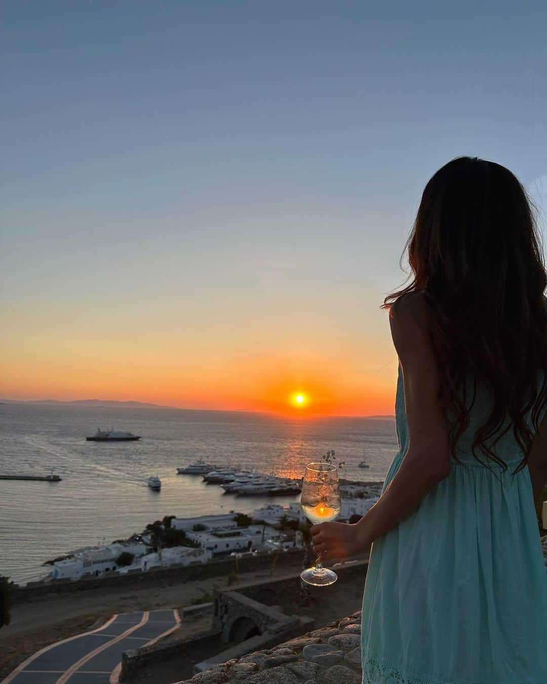 koyuのインスタグラム：「I’ll never forget ✨🌇 . #greece #greece🇬🇷 #greecelover_gr #greecestagram #greeceislands #visitgreece #instagreece #greece💙 #mykonos #mykonosgreece #mykonosisland #180 #180sunset #sunset #sunsetlovers #sunsetphotography」