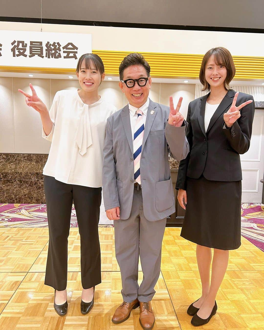 吉岡可奈のインスタグラム：「. 加西市で行ったイベント以来の なおきさんとの再会でした🐵🤓🦊👏 久しぶりにお話しできて嬉しかったです🌸 . なおきさんの 「応援は最大の攻撃」 という言葉がすごく印象に残りました✍️ . 私たちも熱い応援で一緒に戦ってくださる ファンの方々を増やしていきたいですし、 チームとしてコート外からの声は 勝つために重要で大切な存在だと改めて思いました。 ヴィアーレ兵庫はみんなで勝ちに行く、 誰一人置いていかないチームを作って行きたいです💪💪 . . #大阪 #堺市 #男子バレー #堺ブレイザーズ #なおきさん #ありがとうございました #兵庫県 #姫路市 #女子バレー #ヴィアーレ兵庫 #ノバック  #吉岡可奈 #姫路生花卸売市場  #大元朱菜 #眞鍋Japan #後援会」