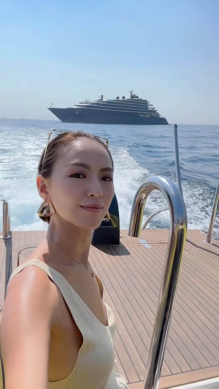 西内ひろのインスタグラム：「旅をしながら何を思うかと言うと 世界中にあるいくつもの生き通りを見て また自分の生き方のエネルギーに繋げる。  今回はこの3つの財団が主催する、特別なチャリティークルーズで、アーティストやその関係者、セレブリティと交流を交わしながら旅をさせて頂いています。  @andreabocellifoundation   アンドレア・ボチェッリ財団は マエストロ・ボチェッリとその家族が、世界中を旅してキャリアを重ねる中で受けた愛と支援に少しでも恩返しをしたいという願望に触発されて設立されました。この財団は、病気や社会的排除による貧困、文盲、苦痛の状況にある人々やコミュニティに力を与えるために設立されました。   @gracesoberliving  グレース ソーバー リビングは、アルコール依存症や依存症を克服した人々にキリスト教中心の回復ケアと住居を提供するこを行っています。  @barrowneuro  革新的な治療法、画期的な治癒研究を通じて人命を救い、世界の次世代を教育しています。バローは、脳および脊椎の疾患、症状、損傷の治療、研究、教育における国際的リーダーです。  楽しみながらも、必ず得る新しい感覚がある。  それをただ、楽しむだけか？ しっかり感じて自分の人生にも活かす生き方をするか。  全部自分次第だ。  #italy #cruise #ocean」