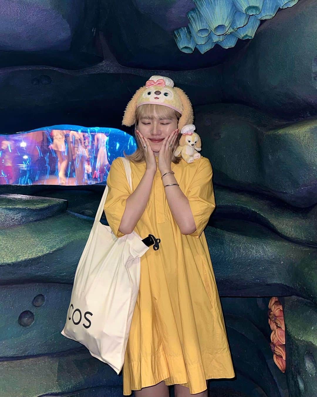 かほこ。のインスタグラム：「ㅤㅤㅤㅤㅤㅤㅤㅤㅤㅤㅤㅤㅤ ㅤㅤㅤㅤㅤㅤㅤㅤㅤㅤㅤㅤㅤ ここはマーメイドラグーン内の迷路の中🐬 あんま人いなくていいよフラッシュは必須📸 ㅤㅤㅤㅤㅤㅤㅤㅤㅤㅤㅤㅤㅤ この歳でこんなポーズしてたら 怒られるんじゃないかとビクビクしている そもそもポーズってまだ言う？ ㅤㅤㅤㅤㅤㅤㅤㅤㅤㅤㅤㅤㅤ #kaho_disney」