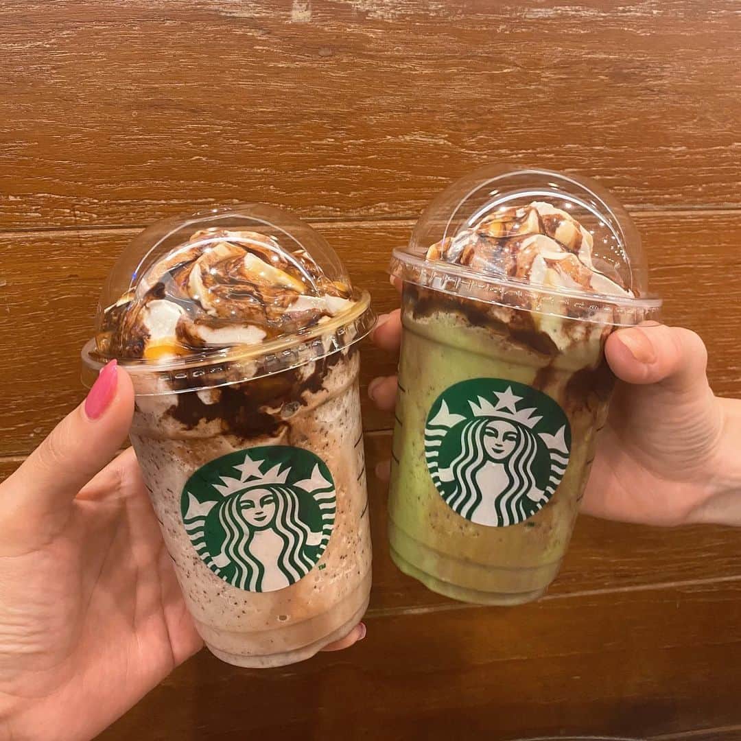 福長優のインスタグラム：「🤍🤎  カロリーお化け お久しぶりです🥤👻💖  インスタで見つけた #スターバックスカスタム  てんこ盛り❤️‍🔥  #starbucks」