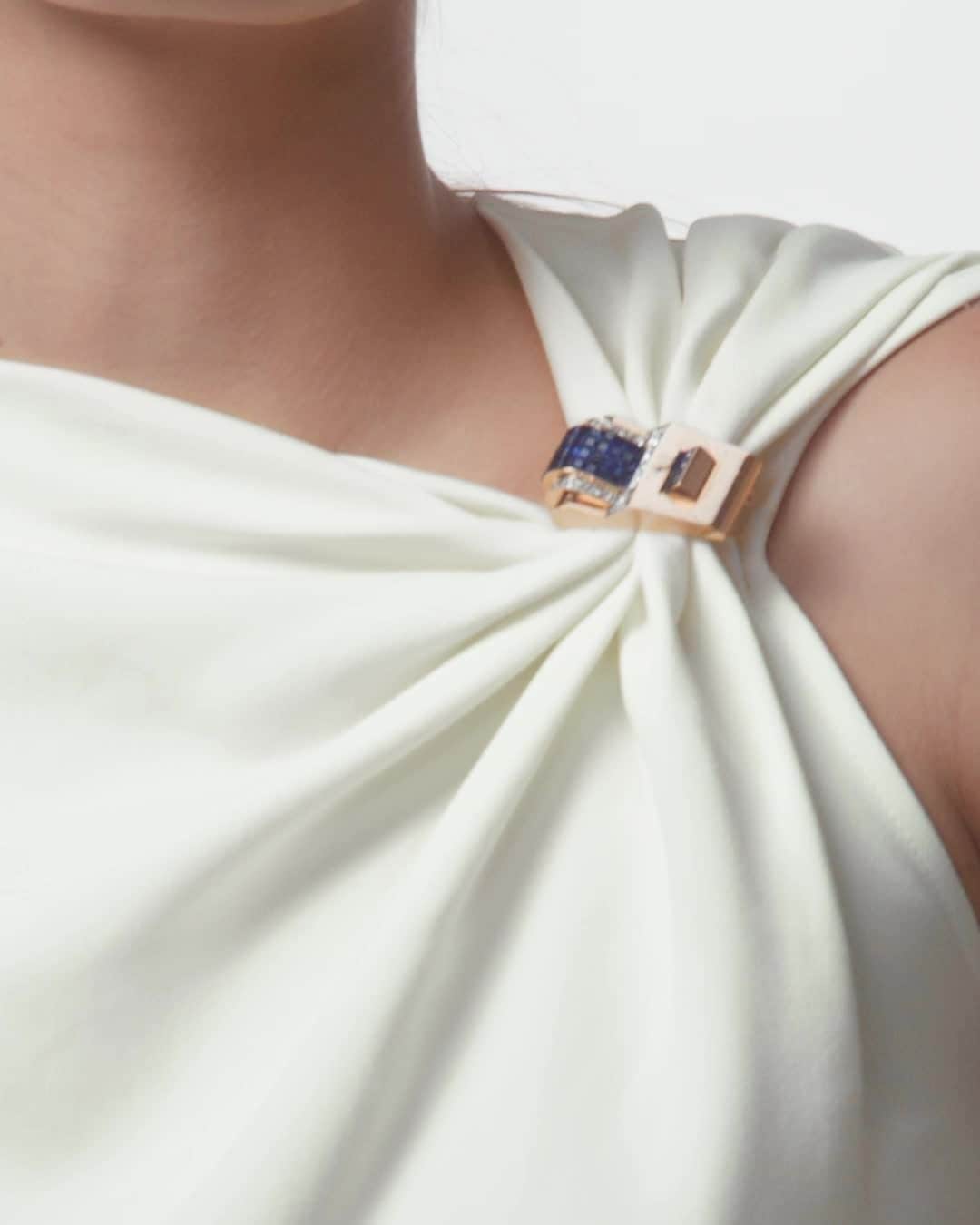 ブシュロンのインスタグラム：「STYLISH ARCHIVES⁣ ⁣ 1938 – Bangle and clip – gold, sapphires and diamonds⁣ ⁣ With geometric lines and contrasting colours, these vintage Boucheron creations are the perfect reflection of the Art Deco era... And the perfect reflection of the Maison's expertise. Take a look at the invisible setting highlighting the sapphires and diamonds in yellow gold. How do these sapphires stay in place? Only Boucheron craftsmen hold the secret.」