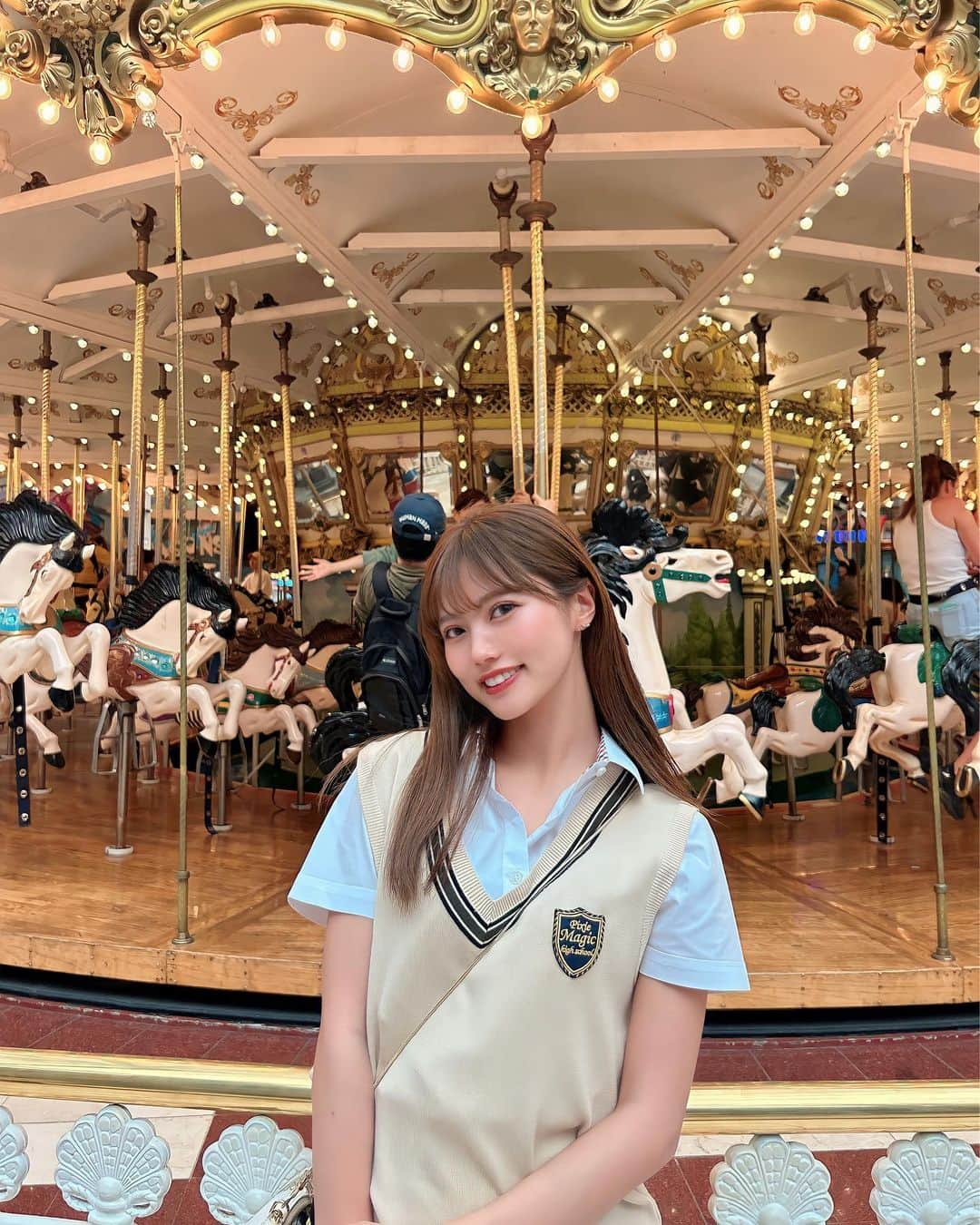 羽方るなのインスタグラム：「ルナの制服なつかしい？笑🩵  #韓国制服 #韓国旅行 #韓国 #korea #lotteworld」