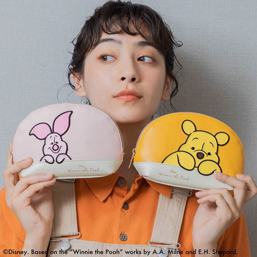 Accommodeのインスタグラム：「🐻🍯  ACCOMMODE初のシリーズ展開‼︎ 『くまのプーさん』シリーズ🧡  プーさんとピグレットがそれぞれ ひょっこり覗いているポーズがかわいい！  ✔︎ ウィニー ザ プー/パッチワークポーチ 　¥ 4,620 -  詳しくは商品タグもしくは プロフィールリンクよりcheck @accommode   #accommode #アコモデ #アコモデディズニー #ディズニーコレクション #ディズニーグッズ #ディズニーアイテム #ディズニーコーデ #くまのプーさん #プーさん #プー #ウィニーザプー #プーさんグッズ #ピグレット #ピグレットグッズ #ポーチ #メイクポーチ」