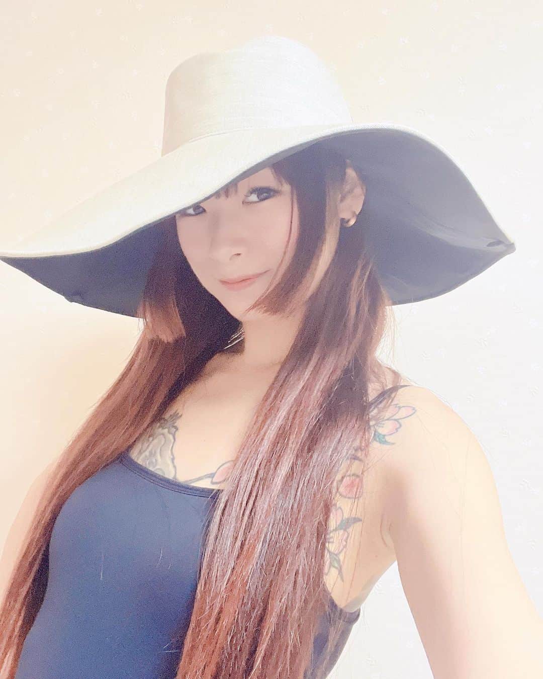 松田ゆう姫のインスタグラム：「初めて帽子買った、遮光100% 私を守ってね  #サンバリア100」