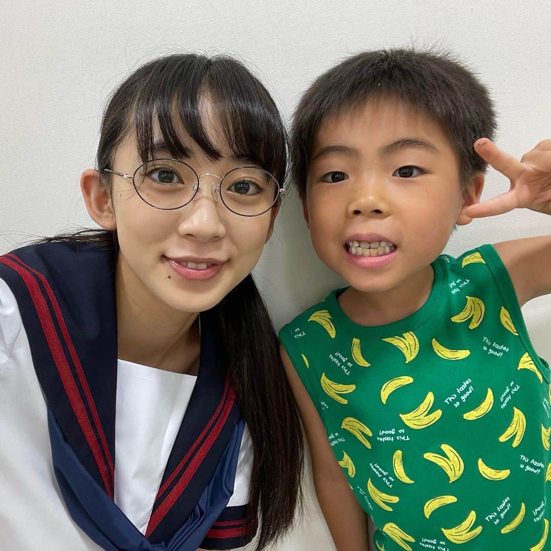 のインスタグラム：「ばらかもん第7話今夜10時から放送です！ アコウの木、迫力ありました。実はヒナのこの服エクボって書いてあるんです。ヒナにはエクボがあるのでピッタリじゃん!と、発見した時めちゃくちゃ嬉しかったです。けん太のこの服可愛くて大好きなんです。今回は清舟のご両親が五島に、、ぜひご覧ください。 #近藤華 #トップコート #topcoat #ばらかもん #フジテレビ」