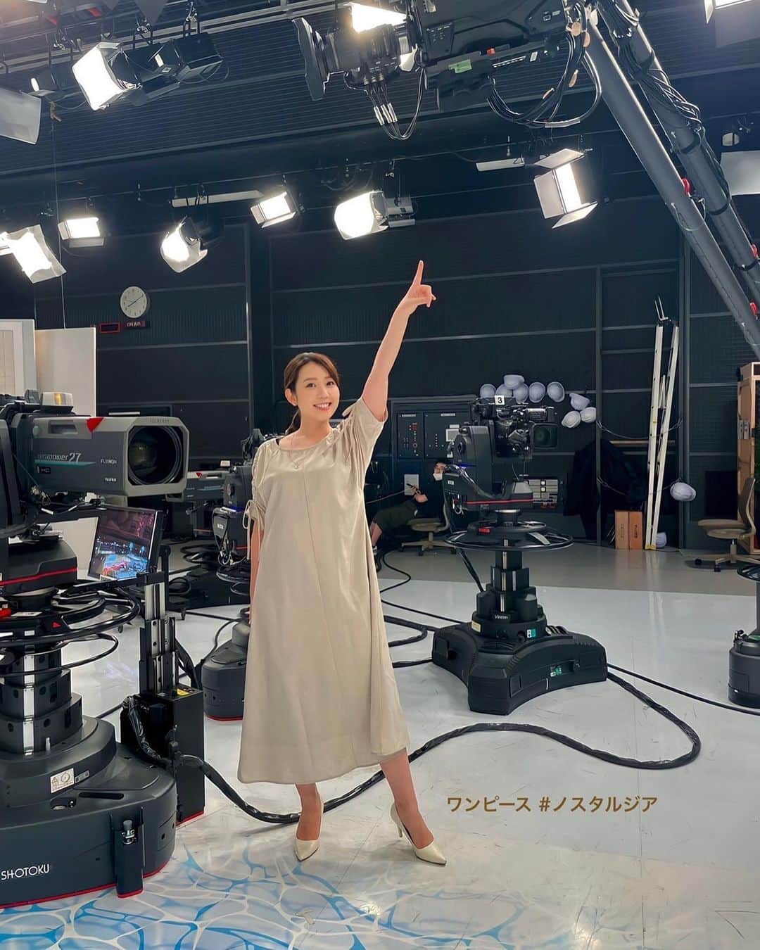 須黒清華のインスタグラム：「さー今日も頑張りますっ！のポーズ😂  今日の「日経ニュースプラス9」 特集は高騰するガソリン価格について。 本当に1リットル200円時代がやってきてしまうのでしょうか…  そして「居間からサイエンス」は、日本で初めて台風🌀の目に突入したサイエンティストをお招きします。  衣装は #ノスタルジア #マーリエルカセット #7idconcept #ined でした💁‍♀️」