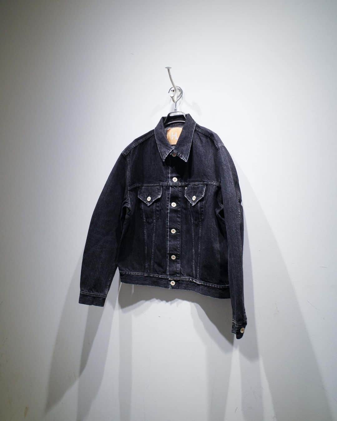 JOURNAL STANDARD 表参道のインスタグラム：「【 HERILL 】  @herill_official  ⁡ ---------------------------------------- ⁡ ▶︎HERILL HL Denim Jacket ¥60,500- tax included [No,23011610014130］  ▶︎HERILL HL XX Denim ¥47,300- tax included [No,23030610007430]  ▶︎HERILL Goldencash Pullover ¥79,200- tax included [No,23080610002430]  ▶︎HERILL Goldencash Cardigan ¥93,500- tax included [No,23080610002530]  -----  #journalstandard#ジャーナルスタンダード  #harajuku#omotesando#mensfashion#mens#styling#coordinate#streetwear#23aw#unisexfashion#原宿#表参道  #herill」