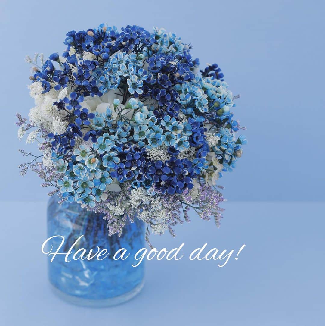 雑誌『花時間』さんのインスタグラム写真 - (雑誌『花時間』Instagram)「青い花、飾っていますか？  花時間（@hanajikan_magazine）です。  二十四節気も処暑を迎えましたのに、今日も暑ーい１日でしたね💦  まだまだ青い花の助けが必要…。  先日、秋号の表紙の撮影で訪ねたお花屋さんで伺いましたが、この夏は、青い染めの花が飛ぶように売れたそうです😱  かわいく飾るなら、ワックスフラワーです！  こんなふうに、白や薄紫のお花と合わせてみて。  白いお花は、ワックスフラワーとレースフラワー。  薄紫よお花はスターチスです。  暑さにも強い頑張り屋さんたち💪  お花を買うときの参考にしてくださいね🎵  私の実家がある新潟では、猛暑続きで田畑が干上がっているそう。恵みのやさしい雨が降りますように。  では、本日もお疲れさまでした。明日も元気smile😊😊😊で頑張りましょう！ byピーターパン  花　@kaliang_flowershop  写真　@tanabe32   【花時間ニュース】 💜『花時間』から、花の定期便がスタートしました🥰　世界でここだけのバラと旬花が届く嬉しいサービスです💕  💜『花時間2023春夏』〈春のピンク！夏のブルー！〉大好評発売中！  💜『花と短歌でめぐる 二十四節気 花のこよみ』大好評発売中  すべて @hanajikan_magazine のプロフィールのリンクから飛べます✈️  『花時間』本誌や書籍は全国の書店、ネット書店でも発売中✨  #花時間 #フラワーアレンジ #青い花 #ワックスフラワー #かわいい花  #涼しげ #花が好き #花が好きな人と繋がりたい #花を飾る #花を飾る生活 #花屋さんへ行こう」8月23日 18時50分 - hanajikan_magazine