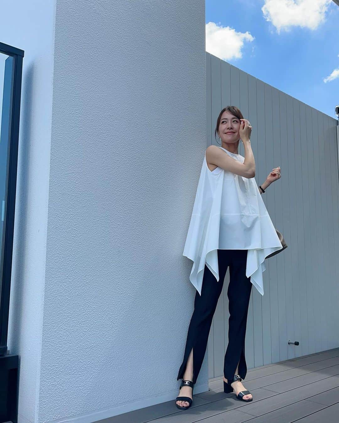 堤友香さんのインスタグラム写真 - (堤友香Instagram)「. この夏のお気に入り🌻  5月の発売初日に買ったノースリーブ✌️ @lephil_official   両裾のデザインがとっても素敵なので 秋冬はニットと合わせて レイヤードスタイル楽しみたいです😊  とはいえ 11月まで暑さ続くそう、、、🤣 まだまだ夏服楽しめそうです✨  #lephil #ルフィル  #166cm  #イエベ秋 #顔タイプエレガント #30代コーデ」8月23日 18時50分 - yuka_tsutsumi0605