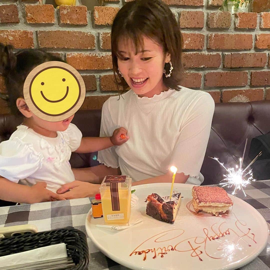 池田彩のインスタグラム：「誕生日を迎えました〜🎂🥳🎉 家族にお祝いしてもらって、HAPPY HAPPY なBIRTHDAYになりました😊  36年🎂 うん、色々ありました！ これからも色々あると思うけど 元気が1番✊ 少しでも多く笑顔でいられるように過ごしたいです😊  子育てしながら、音楽活動もマイペースにやっていきたいと思っていますので、これからもよろしくお願いします✨  池田 彩  2023.8.23  #birthday  #2歳児ママ #HAPPY #smile」