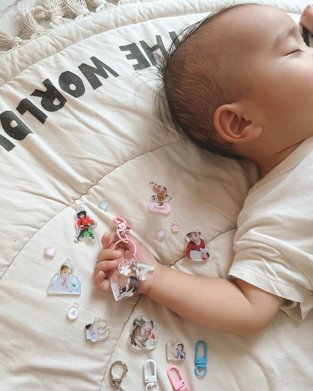 ゆうかのインスタグラム：「@acry.jpで可愛すぎるアクリルキーホルダー&アクリルスタンドを作ってみました👶🏻🩷 . 3兄弟の小さい時の写真を選んでみたの🤭🩷 . 写真とか文字も盛り盛りで作れちゃう🩷かわいい〜‼︎🥹🩷 . アプリをインストールして簡単に作れたよ❤️ . ＼Thank you♡／ @acry.jp  . #ACRY #アクリー #アクリルプレート#敬老の日プレゼント #ad  #赤ちゃんのいる生活 #赤ちゃんのいる暮らし #ベビーフォト #ベビーグッズ#3児のママ#3児ママ #男の子ママ#女の子ママ#キーホルダー作り #キーホルダー #アラサーママ#1歳#1歳児ママ#赤ちゃん」