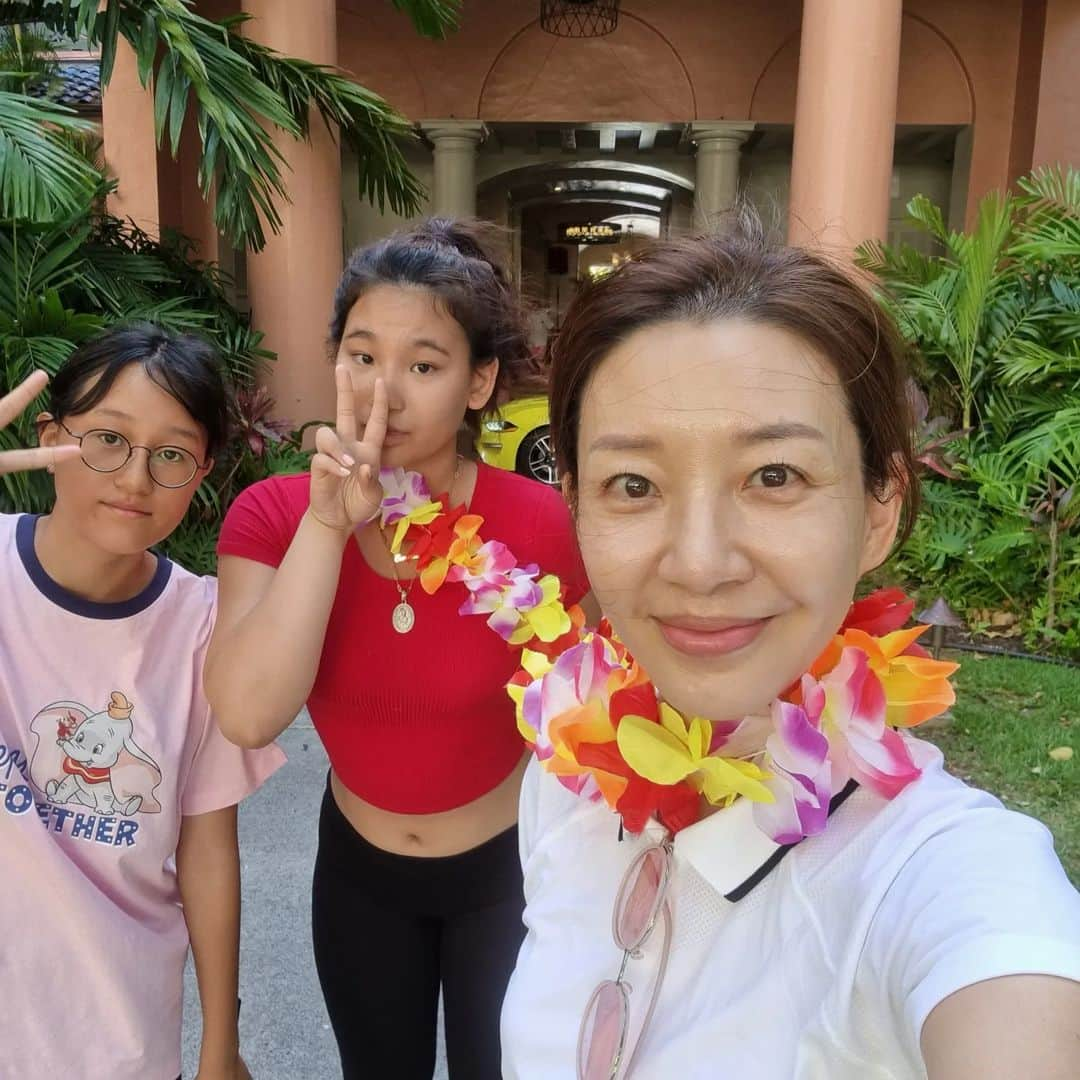 イ・アヒョンのインスタグラム：「Honolulu city tour!  계속  바닷가도  좀  그러니까 오늘은 주변을 둘러보기로!! 플러스  diamond head에  가벼운 등산 도저~~언! #Hawaii #diamond head state monument #one hard day for emma#no more hiking」