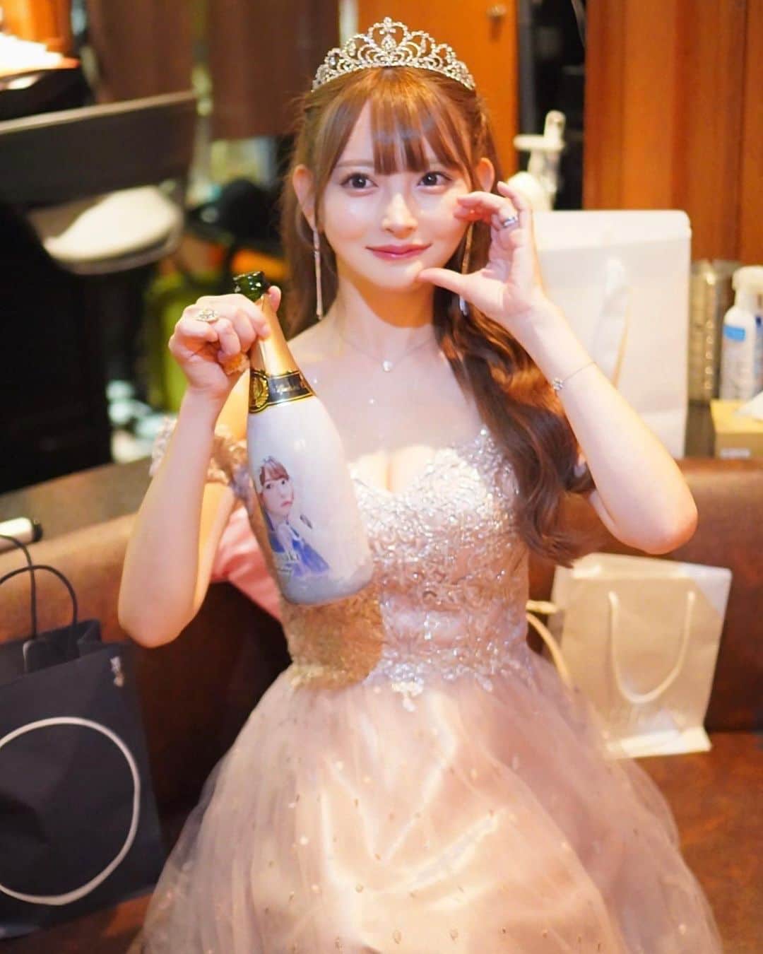 のインスタグラム：「2023.08.19 バーイベント🥂 ⁡ 私のわがままイベントに来てくれた子達本当にありがとうー🥲💗 ⁡ ファンのみんなと沢山話したいな、と思いついて実行させてもらいました！ ⁡ いつも来てくれる子も、こんなわがままイベントに初めて来てくれる子も色んな子がいて嬉しかった❤️‍🔥 ⁡ ただ反省点が、思ったよりもバタバタになってしまって一人一人と沢山話せなかったこと そんな状況なのに用意していたオリシャンは全て空いたり、30分の延長営業に付き合ってくれたりみんなの気持ちがとても嬉しかった😭💗 ⁡ 久しぶりに大量のシャンパン摂取幸せだった🥂 入れてもらえたら乾杯していたので、20杯はとりあえず全部乾杯できたはず！笑 ⁡ それぞれおつまみも持ってきてくれたり、ケーキを用意してくれた子、お花くれた子、遠い中新幹線で来てくれた子、沢山写真撮ってくれた子 みんなみんな本当にありがとうー😭💗🤍💗 ⁡ ただね！私だけ浮かれて嬉しい！最高だった！と自己満で終わらせない為に、反省点を生かして、、 次は少人数や、時間を長めに設定してとか工夫するからね😭😭約束！ 今回予想よりバタバタして本当にごめんね😭 ⁡ ただ今までの人生で最高の夜になったよ🌻💐 ⁡ そしてそしてスペシャルゲストとして来てくれた、めぐちゃん(@meglip813 )、私のベストフレンドゆきさん(マインドギャル)本当にありがとう😩❤️‍🔥 ⁡ 次のイベントは秋の写メ会！ 未成年組も会えるからね🫣💗楽しみにしてます💗 ⁡ p.s.わがままイベだったのでピンクドレスにティアラつけさせてもらったよ👸🏼笑 写メは一眼で撮ってくれたファンの子のを採用させてもらいました📷 ⁡ #bar #roppongi #バーイベント」