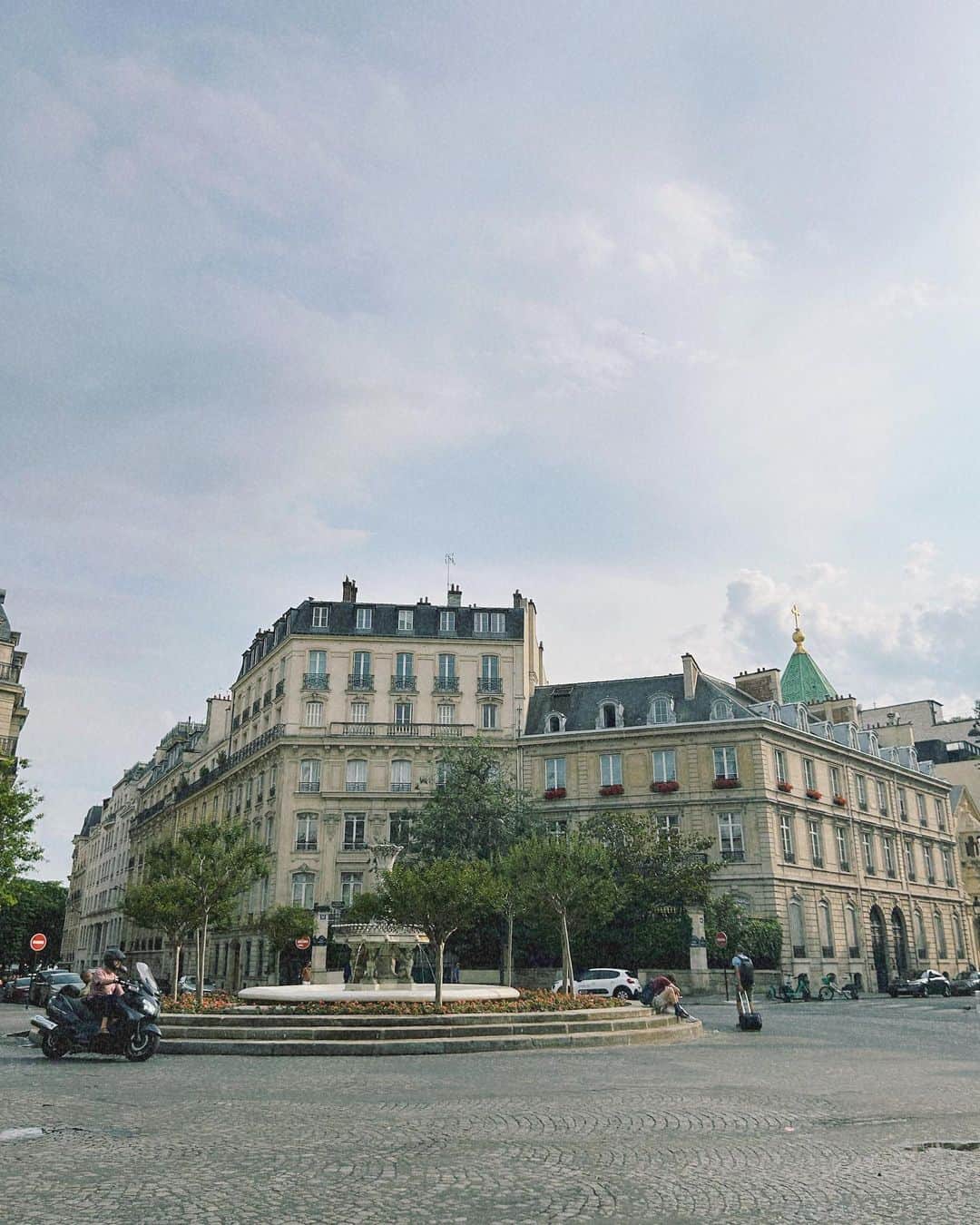 HITOMIのインスタグラム：「Paris Ⓜ️emory 🗽🪬✨」