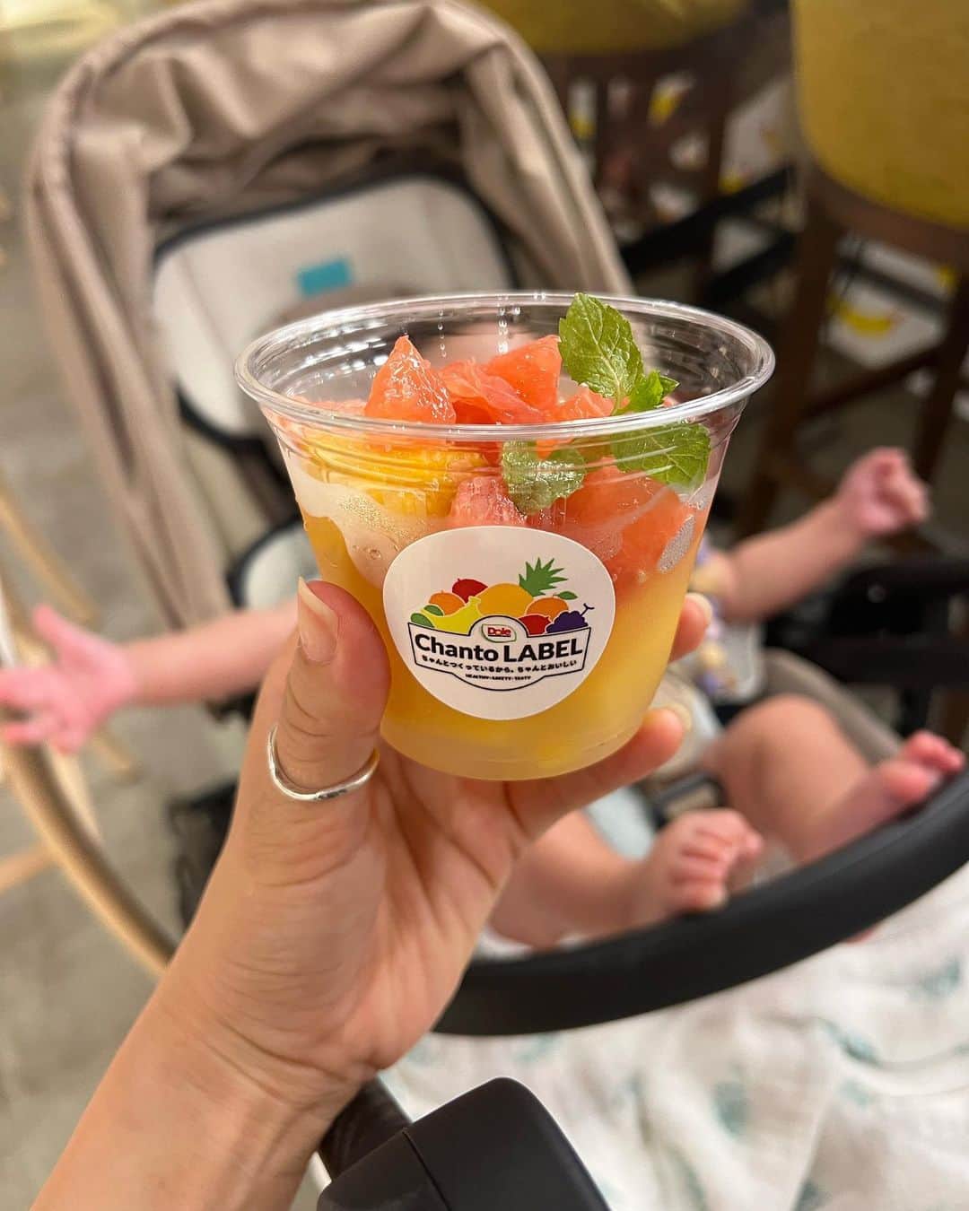 さんのインスタグラム写真 - (Instagram)「・ 蒸し蒸し暑いので、さっぱりしたスイーツを欲する毎日🤤🍊🍍🍇  @dole.sunshine.jp のPOPUPにお招きいただきフルーツをたくさん食べた時の写真たち✌🏻  MY Fruit cupは自分でフルーツをカスタマイズして、 MY Dole Dippersは砂糖不使用のチョコでコーティングしてるのでヘルシーでシャインマスカットとの 食感が美味しかったです♡  知らなかったけどDoleは添加物を極力使わずにちゃんと作っていて安心して食べれるのも嬉しいポイン トでした!  📷5枚目のらプチべべ👶🏻がちょうだい!しててかわいかった😂💕 早く一緒に食べれるようになりたいね♡  お子さんと夏休みラストのお出かけに🤟🏻  8/26(土)-8/30(水)11:00〜18:00  Dole“ちゃんと”フルーツ スマイル スタンド In ITOCHU SDGs STUDIO 星のキッチン はなれ  📍外苑前  #tokyocafe #MYFruitCup #MYDoleDippers #pr #itochusdgsstudio #Dole #ChantoLABEL #Doleちゃんとフルーツスマイルスタンド #ドール #ちゃんとラベル #フルーツでスマイルを #イベント情報 #期間限定 #外苑前」8月23日 18時47分 - natsukoakahani