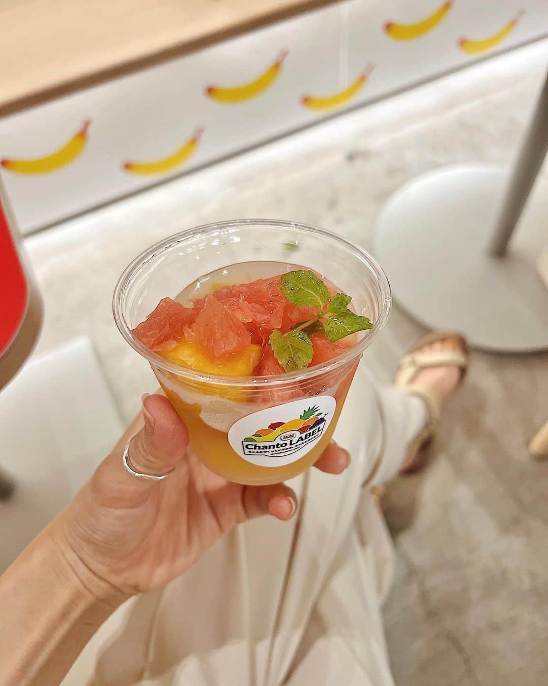 さんのインスタグラム写真 - (Instagram)「・ 蒸し蒸し暑いので、さっぱりしたスイーツを欲する毎日🤤🍊🍍🍇  @dole.sunshine.jp のPOPUPにお招きいただきフルーツをたくさん食べた時の写真たち✌🏻  MY Fruit cupは自分でフルーツをカスタマイズして、 MY Dole Dippersは砂糖不使用のチョコでコーティングしてるのでヘルシーでシャインマスカットとの 食感が美味しかったです♡  知らなかったけどDoleは添加物を極力使わずにちゃんと作っていて安心して食べれるのも嬉しいポイン トでした!  📷5枚目のらプチべべ👶🏻がちょうだい!しててかわいかった😂💕 早く一緒に食べれるようになりたいね♡  お子さんと夏休みラストのお出かけに🤟🏻  8/26(土)-8/30(水)11:00〜18:00  Dole“ちゃんと”フルーツ スマイル スタンド In ITOCHU SDGs STUDIO 星のキッチン はなれ  📍外苑前  #tokyocafe #MYFruitCup #MYDoleDippers #pr #itochusdgsstudio #Dole #ChantoLABEL #Doleちゃんとフルーツスマイルスタンド #ドール #ちゃんとラベル #フルーツでスマイルを #イベント情報 #期間限定 #外苑前」8月23日 18時47分 - natsukoakahani