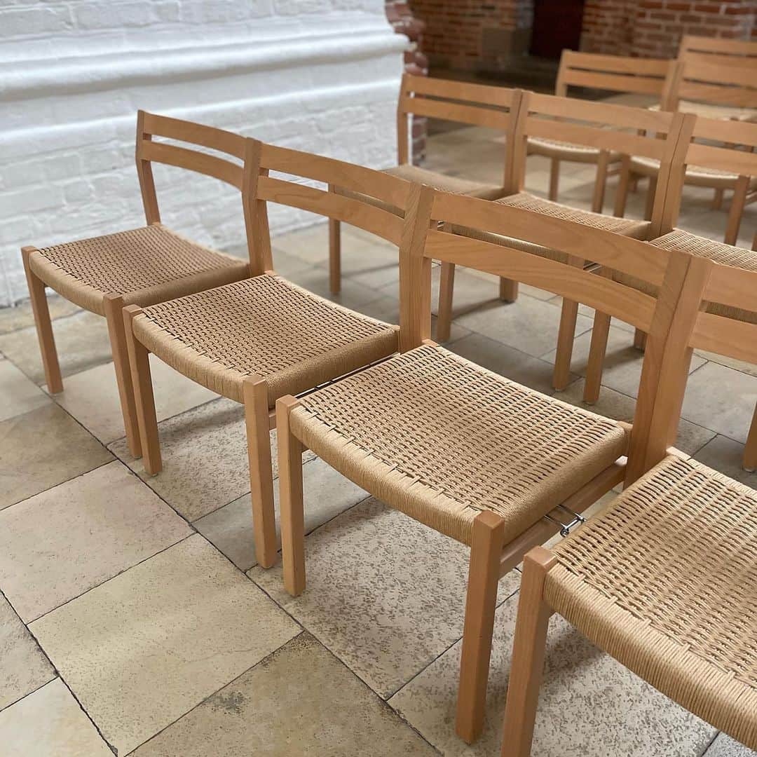 行正り香さんのインスタグラム写真 - (行正り香Instagram)「オーフス大聖堂。こちらもキャンドルとランプ、そしてモダンなデザインの椅子との組み合わせが素敵です。#rikayukimasa #行正り香#aarhus #denmark」8月23日 18時47分 - rikayukimasa