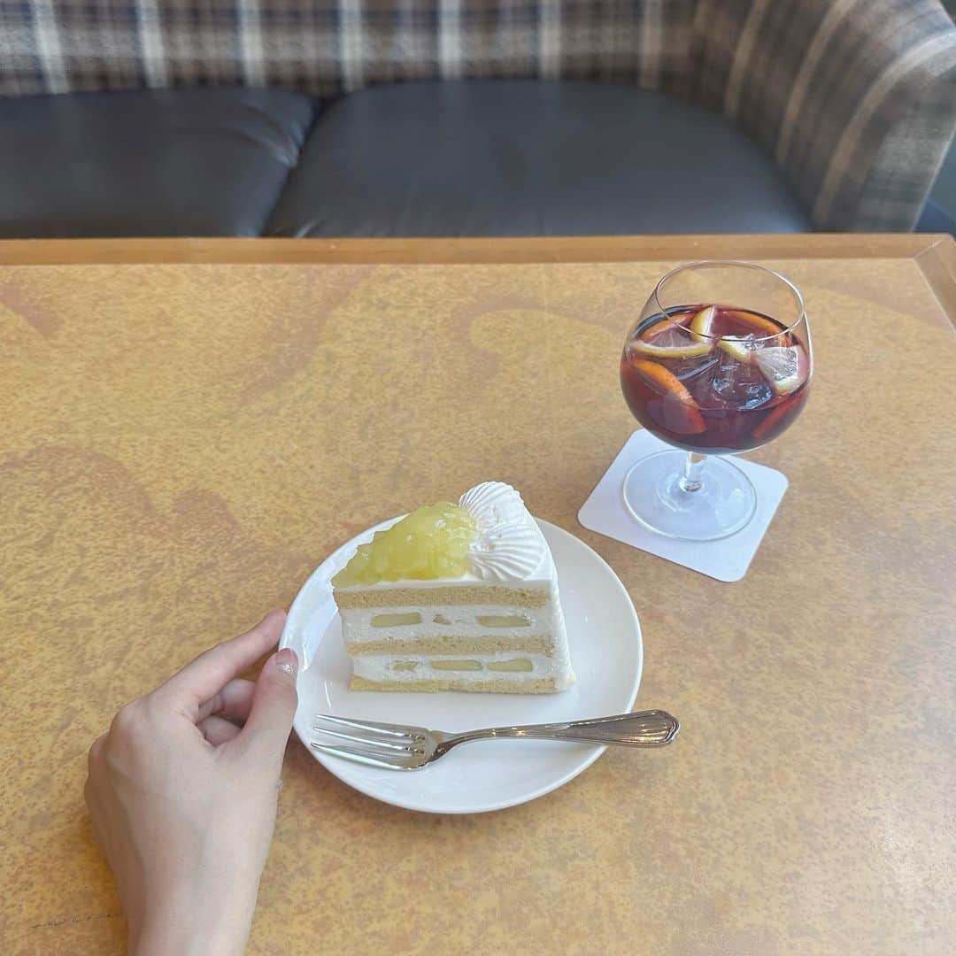 藤崎未夢さんのインスタグラム写真 - (藤崎未夢Instagram)「♡‬  『NGT48の新潟スイーツ部』 ロケでおじゃました NASPAニューオータニさんのなかにある パティスリーSATSUKIさん🍰  ショーケースのなかから きらっきらに輝くケーキたち…✨  スーパーメロンショートケーキは こんなに口どけなめらかなショートケーキは 食べたことない！ってくらい本当においしくて  ナポレオンパイは 大きさにびっくりしました！😳 いちごの酸味とケーキの甘さのバランス ケーキのザクッ！フワッ！トロッ！ もうどこをとっても幸せしかなかった🤤🤍  コンサート頑張ったご褒美の 最高のロケになりました☺️🍰♡‬  ぜひYouTube観てね！ . .  #新潟 #湯沢 #新潟カフェ #NASPAニューオータニ #パティスリーSATSUKI #新潟スイーツ部」8月23日 18時48分 - miyu_miyu_ngt48