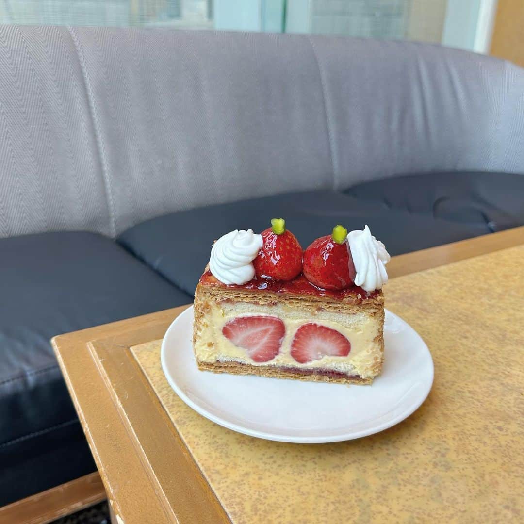 藤崎未夢さんのインスタグラム写真 - (藤崎未夢Instagram)「♡‬  『NGT48の新潟スイーツ部』 ロケでおじゃました NASPAニューオータニさんのなかにある パティスリーSATSUKIさん🍰  ショーケースのなかから きらっきらに輝くケーキたち…✨  スーパーメロンショートケーキは こんなに口どけなめらかなショートケーキは 食べたことない！ってくらい本当においしくて  ナポレオンパイは 大きさにびっくりしました！😳 いちごの酸味とケーキの甘さのバランス ケーキのザクッ！フワッ！トロッ！ もうどこをとっても幸せしかなかった🤤🤍  コンサート頑張ったご褒美の 最高のロケになりました☺️🍰♡‬  ぜひYouTube観てね！ . .  #新潟 #湯沢 #新潟カフェ #NASPAニューオータニ #パティスリーSATSUKI #新潟スイーツ部」8月23日 18時48分 - miyu_miyu_ngt48
