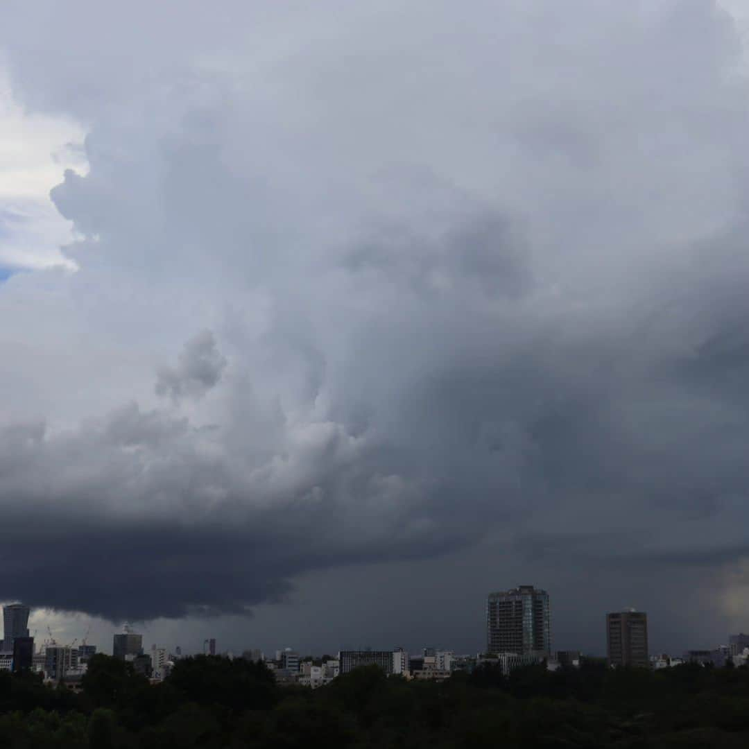 千種ゆり子のインスタグラム：「局地的な雨雲（📸きのう） . 遠くから見ても、圧倒的存在感。。。 . あの雨雲の下では、突然の大雨 . . . #気象予報士の空コレクション  #tokyo #meteorologist」