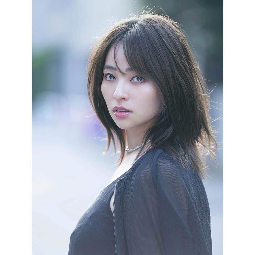 水崎綾女のインスタグラム：「Let your light shine.  portrait Photo Photo by @ryo.i.0923  dress @onit_tokyo   #photo #photography  #camera #photooftheday  #portrait #📷 #dress #onit #オフショット」
