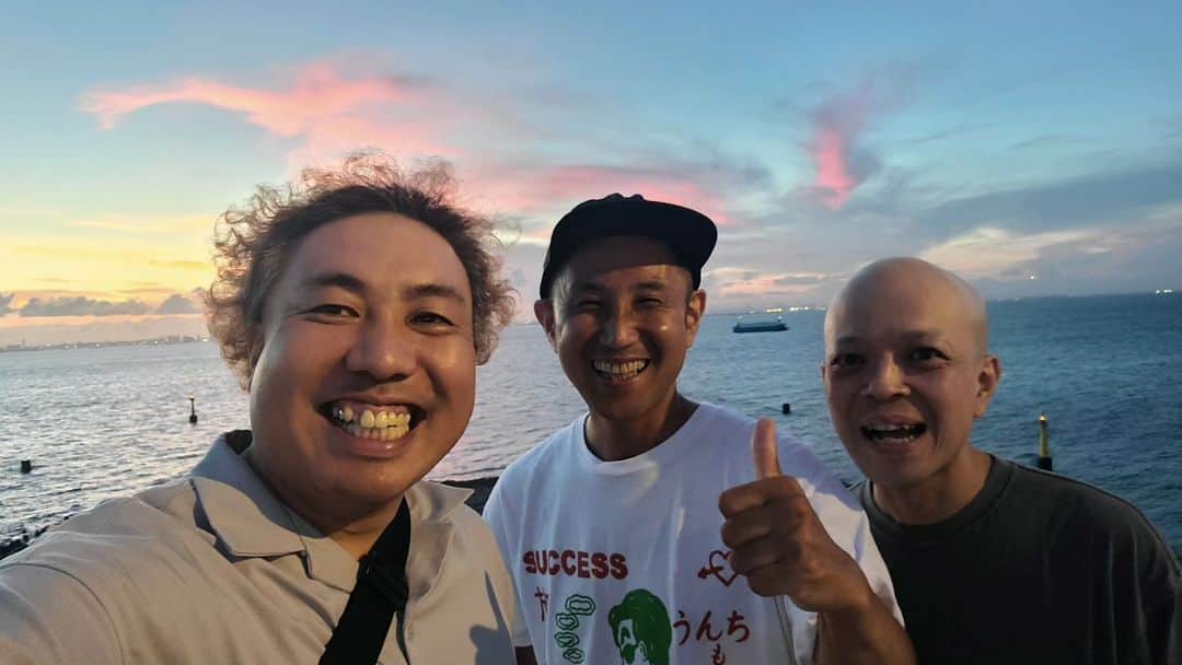 大西ライオンのインスタグラム：「仕事終わりに、夕焼け海ほたる！⁡ ⁡⁡ ⁡おたこぷーさんと、⁡ ⁡昼メシくんと。⁡ ⁡⁡ ⁡最高のメンバーっすね。」