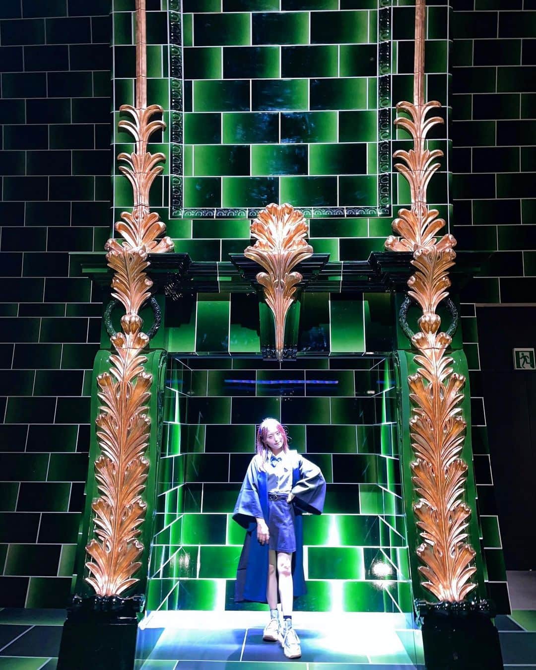 坂口渚沙のインスタグラム：「MAGIC IS MIGHT🧙‍♀️😳  フルーパウダー使ったとしても、 私もハリーみたいに噛んで 違う場所に行っちゃいそう笑  #ハリーポッター  #ハリーポッタースタジオツアー  #魔法省  #としまえん」