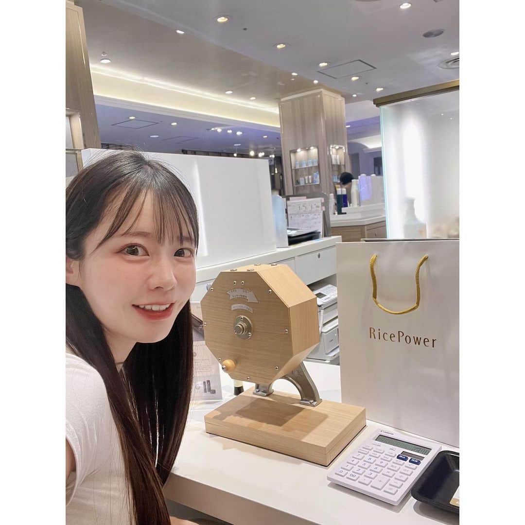 小泉みゆきのインスタグラム：「これで顔面は安泰！ライスパワーショップでいつものスキンケアを購入💅 『イベントに参加してもらう側』を数多こなしてきたわたくし🙋‍♀️ お買い物ののちにガラポンが出てきて、ひとたび『参加する側』になっても、ノリノリがマナー。 当たるものもよくわからんままハイテンションで回す。 限定非売品のトータルリペアマスク5枚が当たりました🥺 『めっちゃ豪華ですけど、当たるものの中でどんくらいええぶんがもらえたんですか！？』って聞いたら、『1番良いやつです！明日最終日なのに、なかなか当たらないねって言ってたところでした』とのこと🫶🥰 こんなところで急に幸運を発揮してしまう体質。 @raizskincare_official」