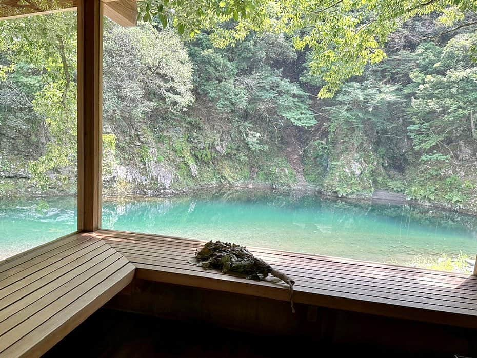 木村カレンさんのインスタグラム写真 - (木村カレンInstagram)「🏞 この夏は、休みあらば出かけるアクティブサマーをエンジョイしています。 . . 先日行ったのは川サウナ！ 自分達で薪を買って行って火起こしして楽しむサウナ。 . 私自身はいわゆるサウナーではないんですが、これは本当に気持ちよかった…。 . . コンパクトな室内だからこそ温まりやすく、ロウリュウも自分達の加減でやり放題。 . サウナ後は水風呂代わりに川にどぼん。 . . 自然を堪能した〜〜〜！ . . #サウナ #川サウナ #ロウリュウ #加工なしで #この青い川 #薪 #まず必要な薪の量がわからず #買う量悩む #勉強になりました #サンドイッチ #作っちゃって」8月23日 18時51分 - karen_kimura__