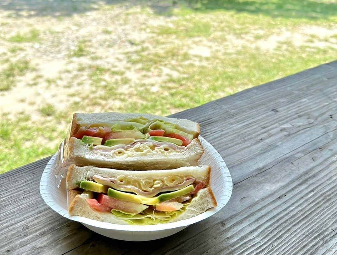 木村カレンさんのインスタグラム写真 - (木村カレンInstagram)「🏞 この夏は、休みあらば出かけるアクティブサマーをエンジョイしています。 . . 先日行ったのは川サウナ！ 自分達で薪を買って行って火起こしして楽しむサウナ。 . 私自身はいわゆるサウナーではないんですが、これは本当に気持ちよかった…。 . . コンパクトな室内だからこそ温まりやすく、ロウリュウも自分達の加減でやり放題。 . サウナ後は水風呂代わりに川にどぼん。 . . 自然を堪能した〜〜〜！ . . #サウナ #川サウナ #ロウリュウ #加工なしで #この青い川 #薪 #まず必要な薪の量がわからず #買う量悩む #勉強になりました #サンドイッチ #作っちゃって」8月23日 18時51分 - karen_kimura__