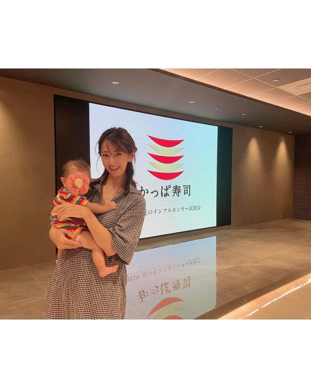 阿川麻美さんのインスタグラム写真 - (阿川麻美Instagram)「かっぱ寿司の試食会へ🍣  8/23〜9/6かっぱ寿司全店で かっぱの厳選100円（税込100円）祭り！が開催されるとのこと！  さらにさらに 8/23から9/20まで、かっぱ寿司と 映画クレヨンしんちゃんがコラボ！  『うまさ　とべとべ！クレヨンしんちゃん〜手巻き寿司〜』がかっぱ寿司全店で販売されるとのこと💓 私も体験させていただきたした❤️  野原家4人のおすすめ手巻き寿司を楽しめたり ネタの下に敷いているシーとのQRコードを読み取るとしんちゃんのメッセージも聞けたり、 子供が喜ぶサービスがたっぷり❤️  おもちゃが当たるカプセルトイも体験させていただきました^_^  お土産には人気お菓子、チロルチョコとのコラボケーキも💕  家族で行こう😋  #pr #インフルエンサーワークス #かっぱ寿司 #かっぱ #寿司 #回転寿司 #スイーツ #クレヨンしんちゃん 指定メンションタグ @kappa.sushi」8月23日 18時56分 - asamichi922