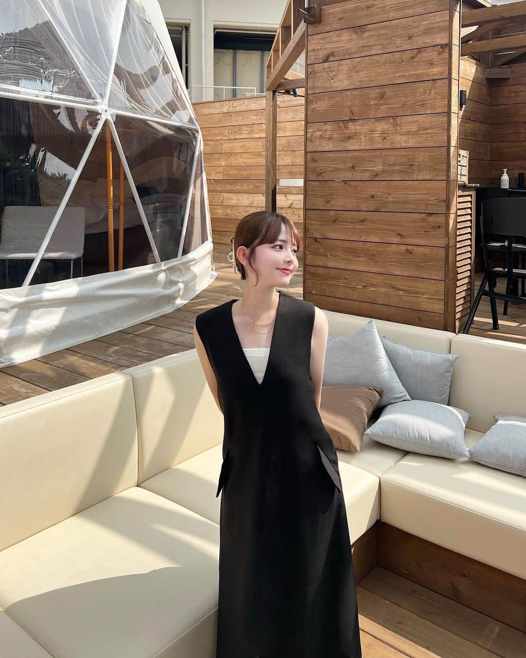 横山紗弓のインスタグラム：「@classicalelf_official の 上品リクラシーstyle ポケット付Vネックワンピース🖤 トップス次第でオールシーズン着れそうです✨ キャミと合わせて夏の場にも メロートップス（ce1050087）と合わせて カフェやちょっとしたお食事にもいいね🍽️ 156cm / M / black #クラシカルエルフ #classicalelf #エルフコーデ #タイアップ #uniqlo #gu #zara #ユニクロ #ジーユー #ザラ #zozo #zozotown #zozo購入品 #zozotown購入品 #ワンピース #Vネック #スリット #夏服 #夏服コーデ #秋服 #初秋コーデ #秋服コーデ」