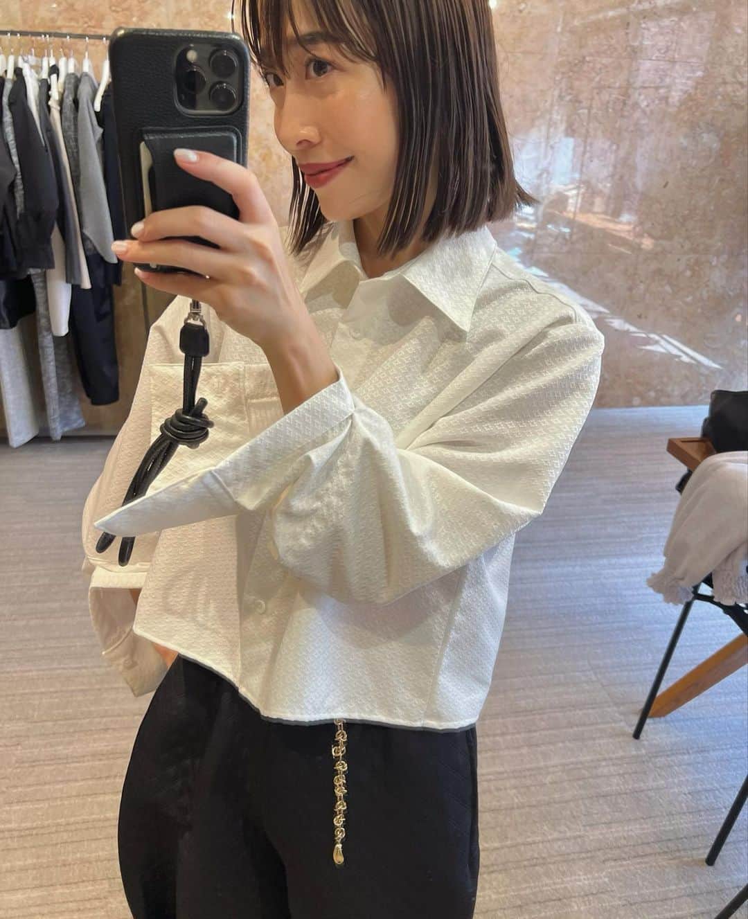 山内一世のインスタグラム：「_ モードでシックなFLOWER JACQUARD SHIRT🌼 ショート丈がボリューム感のあるCROSS VOLUME PANTSとも好相性◎ 表面の繊細な凸凹感をミニフラワーのジャガード織で表現した生地は、程よい肉感なのでハリが出てずっと構築的な美しいシルエットをキープ。 なにより立体的なカフスがかわいくって♡  長く、日常にさらっとご愛用していただきやすい オトナな一枚です🤍  __'23aw collection schedule____  ▪︎23FW PRE ORDER 8/19(sat.)12:00-8/27(sun.)23:59  ▪︎23FW POPUP STORE/ OSAKA 9/9(sat.)-9/11(mon.) 11:00-19:00 ▪︎23FW POPUP STORE/ TOKYO 9/23(sat.)-9/25(mon.) 11:00-19:00(※最終日は16:00まで)  #meer_23aw」