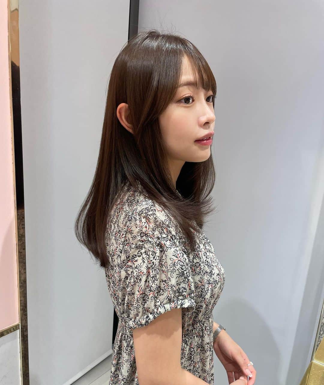 高木由梨奈のインスタグラム：「ゴルフの日差しで痛んでた髪をツヤツヤにしてもらった🌻✨ カラーも暗すぎず透明感あるカラーに😌 前髪伸ばそうか迷ってたけど、断念した😴笑」