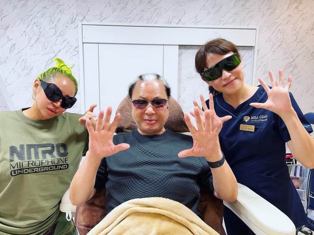ルナのインスタグラム：「まさかの美容で親孝行🖐🏼😎🖐🏼 マリックさん長年、気にしていたホクロと年を重ねて増えてきたホクロを消したいと！ 大きなホクロは病院で検査をし良性と診断との事で一度は治療して再出現！マジックでは消せなかったみたいなので私は消せます😏 @misa.clinic 六本木本院 ミサエ先生にお頼みしました🙏 ありがとうございました!!! 次TVに出現の際はツルツルかもしれませんねw」