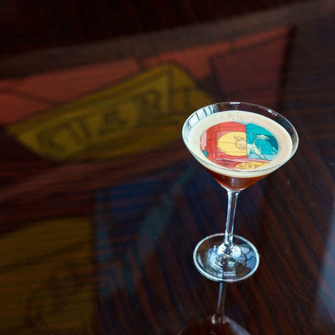 Park Hyatt Tokyo / パーク ハイアット東京のインスタグラム：「Enjoy an Espresso Martini topped with the artwork featuring “Radio City” of New York Bar.  ニューヨーク バーに飾られたアートワークが浮かぶ「エスプレッソ マティーニ」。バータイムを彩る遊び心がカンバセーションピースにも。  Share your own images with us by tagging @parkhyatttokyo  —————————————————————   #ParkHyattTokyo #ParkHyatt #Hyatt #luxuryispersonal #newyorkbar #espressomartini #ValerioAdami #RadioCity #パークハイアット東京 #ニューヨークバー #エスプレッソマティーニ #マティーニ #ヴァレリオアダミ #ラジオシティ 　@chef_thibault_chiumenti」