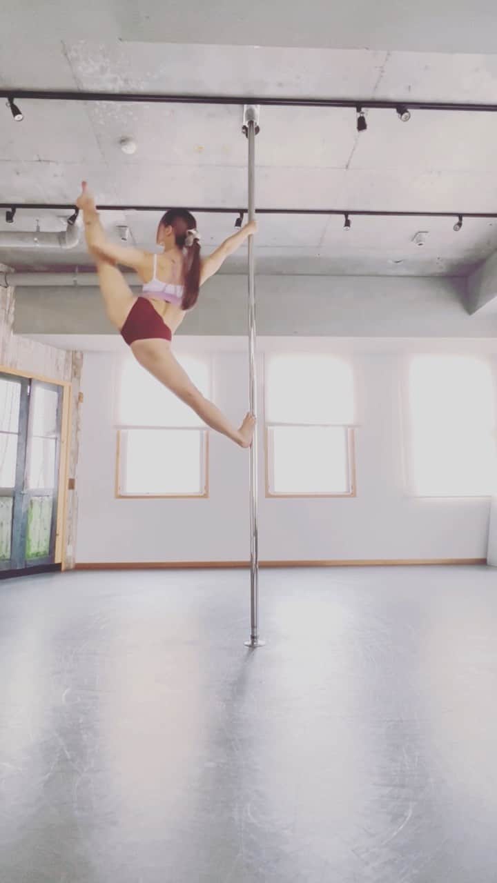 のインスタグラム：「Spinning pole routine🧚‍♀️  #pdtwistedsakura  Wearing @menuet_official   #pdtricks  #poledance #ポールダンス　 #spinningpolecombo #spinningpole」