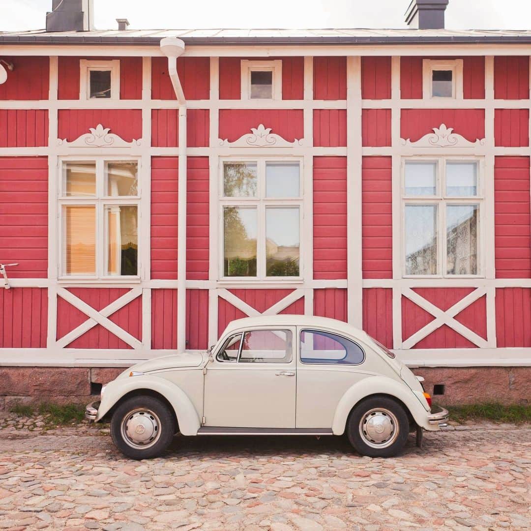 フィンランド政府観光局さんのインスタグラム写真 - (フィンランド政府観光局Instagram)「🏡絵に描いたように美しい港町ラウマは、ヘルシンキから255km、フィンランドの南西岸にあり、曲がりくねった石畳の通りと狭い路地に18～19世紀に建てられたネオクラシックの平屋の木造住宅が並んでいます。北欧の典型的な木造建築の街です。 ラウマ旧市街はユネスコ世界遺産に登録されていて、歴史や建築に興味のある人には特にお勧めです！ @visitrauma  📸 Jussi Hellstén, Visit Rauma  #visitfinland #ourfinland #visitfinlandjp #finland #北欧旅行 #travelgram #フィンランド #フィンランド政府観光局 #北欧 #travel #instatravel #travel #travelgram #travelling #traveler #旅したくなるフォト #旅行 #旅 #海外旅行 #travelphotography #旅行大好き #旅行好き #旅スタグラム #旅好き #ヨーロッパ旅行 #旅に出たい #トラベル #建築 #木造建築 #世界遺産 #ユネスコ世界遺産」8月23日 19時00分 - visitfinlandjapan
