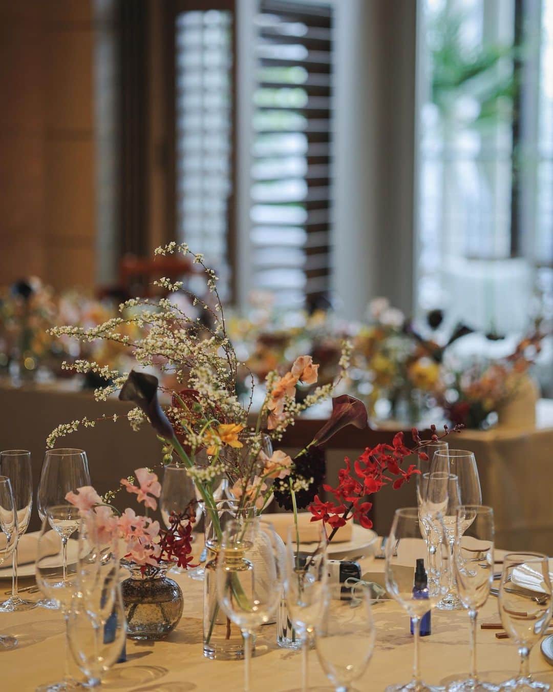 のインスタグラム：「.  Flower coordination  会場装飾を担当したのは フラワーデザイナーのNoritaka Igarashi  ラナンキュラスやスイートピーなど カラフルな季節感溢れる春のお花を中心に  雪柳で枝感をプラスし ドレスだけでなく和装にも合う空間にコーディネート  ぜひみなさまも おふたりらしい会場を共に創り上げましょう  @oriental.hotel.kobe  @oriental.hotel.wedding  @kobe_laviephotography  @iwami_photography  @noritaka_igarashi  #ohk花嫁 #weddingbouquet #weddingdress #tuxedo #ウェディングドレス #タキシード #ウェディングブーケ #居留地 #thetreatdreesing #orientalhotel #orientalhotelwedding #オリエンタルホテル #オリエンタルホテル旧居留地」