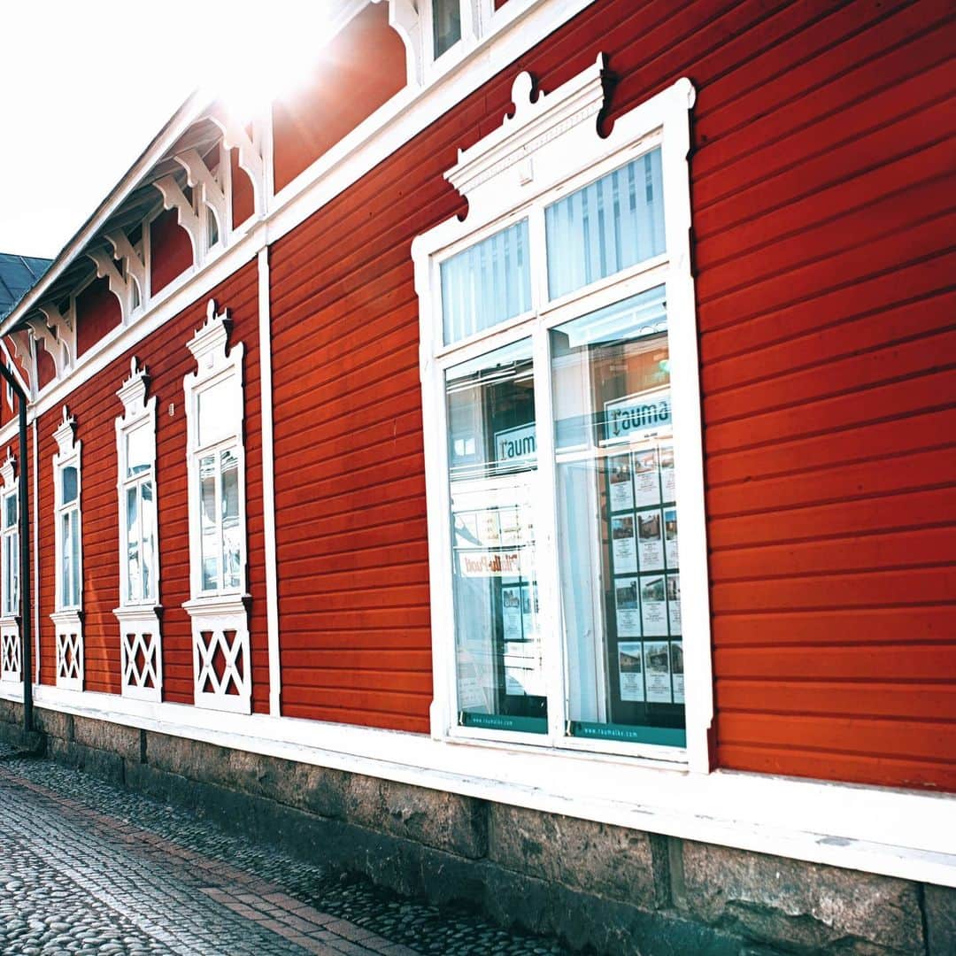 フィンランド政府観光局さんのインスタグラム写真 - (フィンランド政府観光局Instagram)「🏡絵に描いたように美しい港町ラウマは、ヘルシンキから255km、フィンランドの南西岸にあり、曲がりくねった石畳の通りと狭い路地に18～19世紀に建てられたネオクラシックの平屋の木造住宅が並んでいます。北欧の典型的な木造建築の街です。 ラウマ旧市街はユネスコ世界遺産に登録されていて、歴史や建築に興味のある人には特にお勧めです！ @visitrauma  📸 Jussi Hellstén, Visit Rauma  #visitfinland #ourfinland #visitfinlandjp #finland #北欧旅行 #travelgram #フィンランド #フィンランド政府観光局 #北欧 #travel #instatravel #travel #travelgram #travelling #traveler #旅したくなるフォト #旅行 #旅 #海外旅行 #travelphotography #旅行大好き #旅行好き #旅スタグラム #旅好き #ヨーロッパ旅行 #旅に出たい #トラベル #建築 #木造建築 #世界遺産 #ユネスコ世界遺産」8月23日 19時00分 - visitfinlandjapan