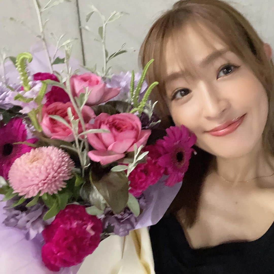 のインスタグラム：「💐💐💐  形がお気に入りのどこかしらで買ったワンピースと  サンダルは @charleskeith_jp  キャップは @gu_for_all_」
