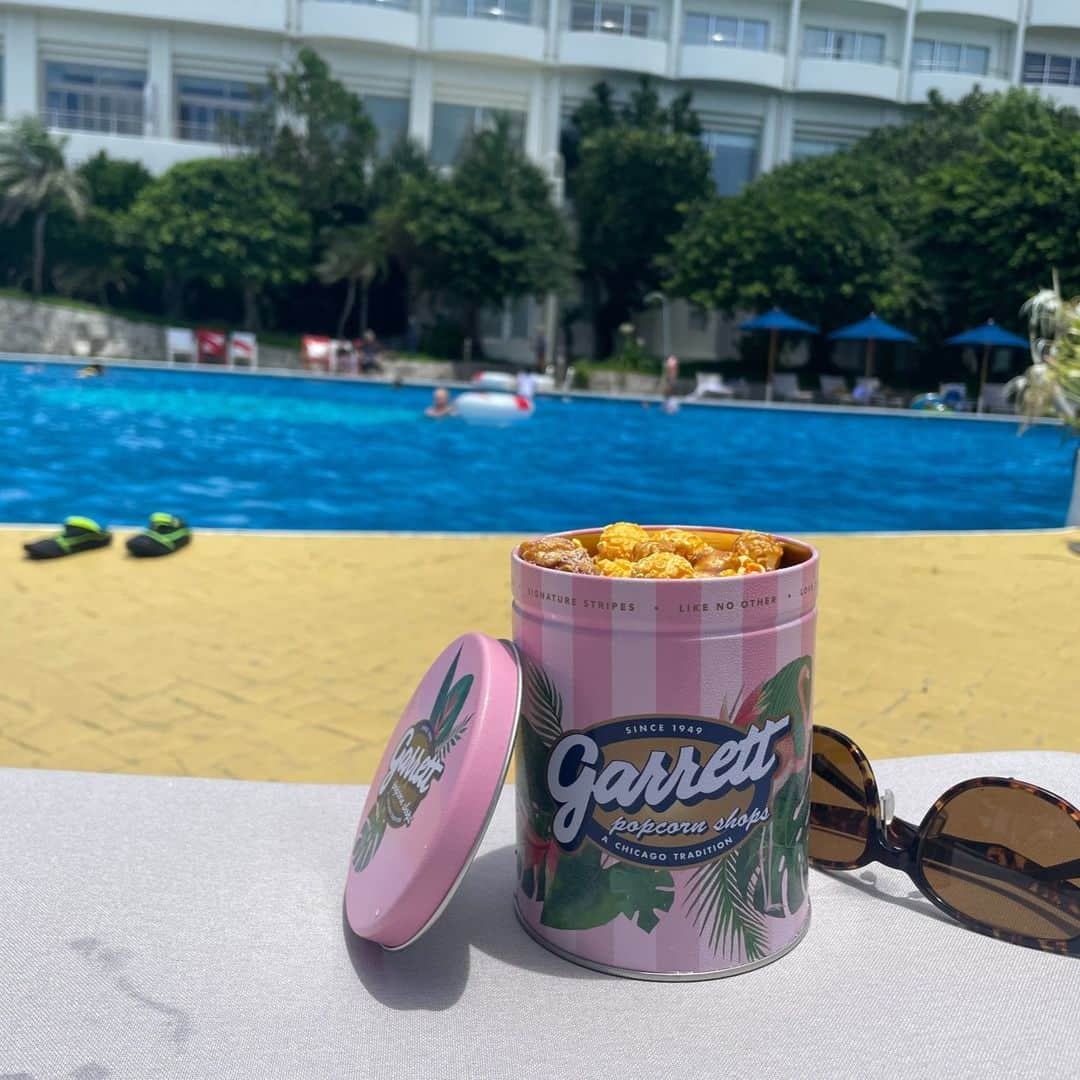 ギャレット ポップコーン ショップスのインスタグラム：「. Poolside snack 💯 Enjoy summer 🌴  #garrett #garrettpopcorn #garrettjp #popcorn #ギャレット #ギャレットポップコーン #ギャレットポップコーンショップス #ポップコーン #原宿 #酒々井プレミアムアウトレット #名古屋  #南町田グランベリーパーク #土岐プレミアムアウトレット #poolsidesnacks」